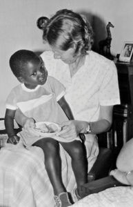 Nordveststiftet, Bukoba, Tanzania. DMS missionær Anna Marie Wemmelund med Judes Bukambus datter Enid på skødet, 1986