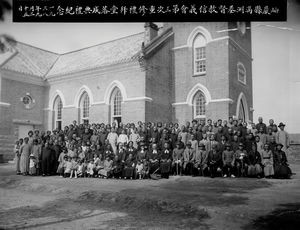 Menigheden ved kirkeindvielsen af Siuyen kirke med deltagelse af pastor Axel Holt , 25. september, 1938