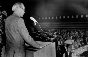 DMS's annual meeting 1986 Ikast- Journalist by Kristeligt Dagblad, Knud Sorensen at the podium