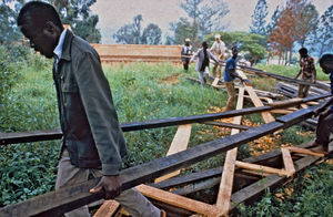 Den evangelisk-lutherske kirke i Tanzania er aktiv og foretagsom, og den vokser støt. Der er brug for både præster, medarbejdere, kirkebygninger og uddannelsessteder. Men ofte tager det år at få bygget en kirke. 1997