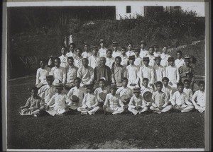 Government secondary school in Junon. Teachers in the second row. There are almost more teachers than pupils. These schools are almost always short of money. The have no proper discipline. The results are not to be compared with those of our schools