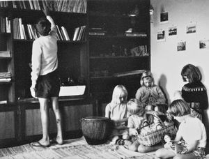 Tanganyika (fra 1964 Tanzania). Kibeta-skolen for skandinaviske missionærbørn, Bukoba. Fra venstre: : Leif Ellerbek Petersen (stående), Marta Wandt, Pernille Thorup, Lene Thorup, Åse Ellerbek Petersen, Anna Wideskär. (Anvendt i: Dansk Missionsblad nr 12/1966)