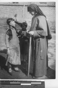 Maryknoll sister talks with girl at Fushun, China, 1937