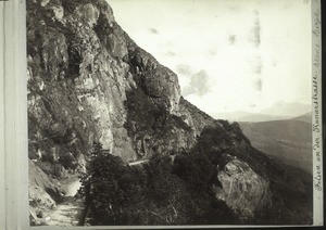 Cliffs on the road to Kunur. Blue Mountains