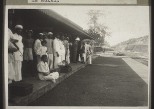 Dir. Hartenstein a.d. Bahnhof in Kasergot im Gespräch mit Eingeborenen