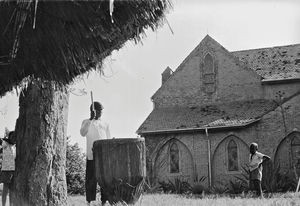 Kirketrommen kalder til gudstjeneste i en anglikansk kirke, Uganda, 1964