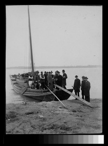 Missionaries about to embark on boat trip, Wuhan, Hubei, China, 1899