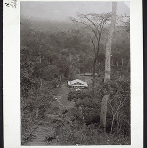 Blick von Johann Albrechtshöhe. Ökonomiegebäude und Eingeborenenhaus