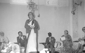 West Bengal, Nordindien. Fra indvielsen af den nye Narainpur Kirke, 1971. Missionær og leder af Narainpur Pigekostskole, Ellen Laursen bringer en hilsen