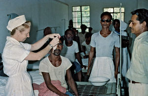 Behandling af patienter, Sevapur Hospital, Assam, Nordindien. (Hospitalet blev grundlagt af lægemissionær Otto Forman og indviet 1948. Dr. Johs. G. og Karen Andersen startede deres missionærarbejde her, 1953-58)