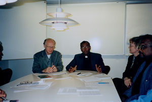 Magleås, Danmark 2001. Syd-Syd møde mellem Danmission og ELCM/ Evg. Lutherske Kirke i Malaysia. For bordenden: Biskop Julius Paul og Jørgen Nørgaard Pedersen