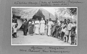 Skolen i Mekalur, Tiruvannamalai distrikt, bygget 1937. Fru Phannel og fru Manickam. (I midten ses missionær Kätchen Hauge, leder af kostskolen i Melpatambakkam, 1922-39)