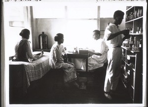 Dr Vischer in the policlinic in Kwala Kapuas