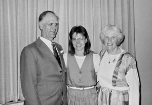 Ruth Jakobsen med sine forældre ved udsendelsesfesten, 1986. Ruth J. var udsendt af Dansk Santalmisssion som missionær og lærer ved Den Norske Skole i Kathmandu, Nepal, 1986-89