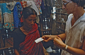 Bangladesh, Harowa Nilphamari. DSM missionær, sygeplejerske Ulla Bro Larsen på hjemmebesøg med uddeling af medicin