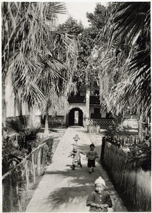 Chapel Honyen with courtyard