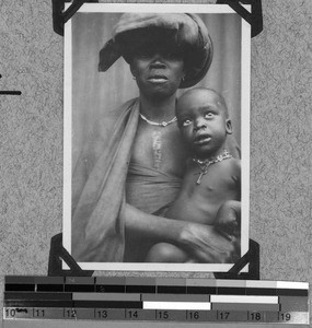 Tembu woman sitting with her child, Baziya, South Africa East