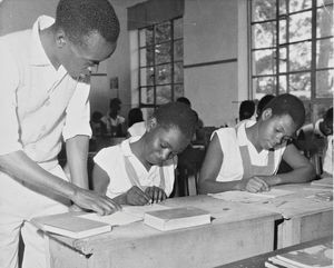 Tanganyika (fra 1964 Tanzania). Kashasha Pigekostskole, Bukoba, en Mellemskole, som drives af den lutherske kirke. (Bl.a anvendt i Dansk Missionsblad nr 5/1962)