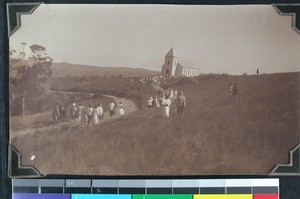 On the way to church, Eotimati, South Africa, (s.d.)