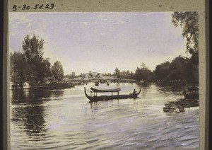 Der Matapura-Fluss in Bandjermasin (Borneo) mit 1 Tambangan (Boot der Eingebornen)