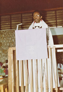 ELCT, Nordveststiftet, Tanzania. Fra bispevielsen af dr.theol. Samson Mushemba i Bukoba Domkirke, 16. december 1984. Biskop Mushemba prædiker ved sin indvielse.(Samson Mushemba var biskop i Nordveststiftet, 1984-2000 samt præsident for ELCT, 1992-2007)