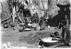 African women and children preparing food