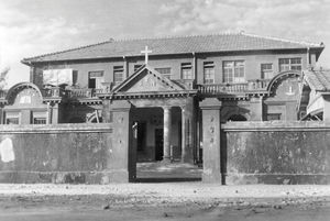 Den Lutherske Bibelskole i Kaohsiung, ca. 1952. Kirkesal, missionærbolig og bibelskole. Over portalen står: Tro - Håb - Kærlighed