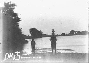 African people on the bank of the Great Usutu, Makulane, Mozambique, ca. 1896-1911