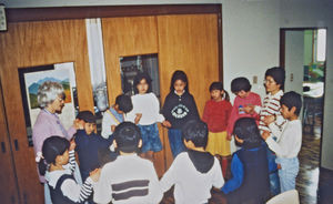 Den Lutherske Kirke/JELC, Japan. Missionær Else Christensen deltager i kirkens børnearbejde. (Else og Kresten Christensen var udsendt af DMS til Japan, 1981-98)