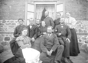 Missionaries to the missionary conference in Xiuyan in 1903. In the picture at the top left/ Ol