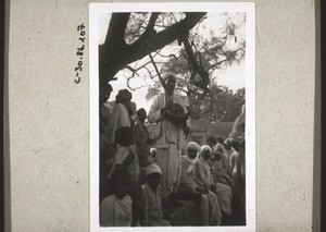 Evangelist Koreshetti from Bijapur singing in public (Heidenbote 1936 No. 3) Cl.7627