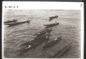 Canoes around the steamer