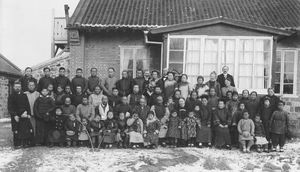 Fest i forbindelse med dåbshandling juledag (formentlig i 1925). 7 voksne og 3 børn blev døbt. Alle de deltagende er med på billedet. Billedet er sendt som en julehilsen og afsluttes med: "Kærlig jule- og nytårshilsen fra os alle til Modermenigheden. C. Christensen"