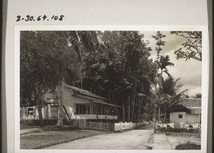 Das Eingeborenenhaus, in dem Geschw. Baier wohnten bis zur Fertigstellung des eigenen Hauses, hier starb Frau Baier