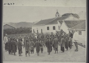 Girls' boarding school in Longheu (China) at play - with the Lörchers