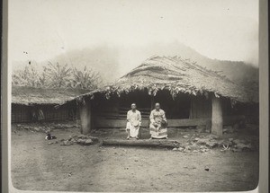 Häuptling & Ältester vor der Isangohütte i. Dikume