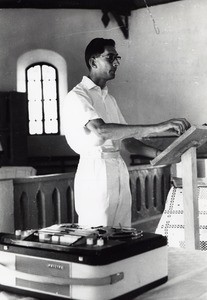 Assembly of the Pacific conference of Churches in Chepenehe, 1966 : Rev. Bernard Thorogood, a congregationalist missionary of Gilbert Islands