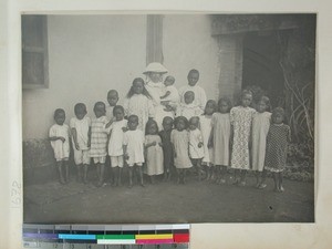 Deaconess Trine Müller together with a group of children living at Mangarivotra, Ambohipiantrana, Antsirabe, Madagascar, 1916-06