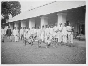 Nordindien, Santal Parganas. Benagaria Industriskole. Væveskolen med elever og lærere, 13. juli 1932