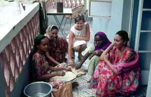 Pigeskolens lærerinder på missionærernes veranda under urolighederne inden evakueringen i juli 1967 fra venstre Miriam, Zeinab, Grethe N.P., Aisha ?