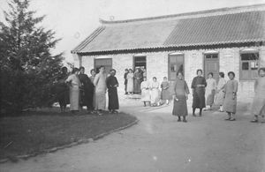 Kvindebibelskolen i Fenghwangcheng. De to fag længst til venstre er det nye klasseværelse. Fra et hjørne af skolegaarden. 1935