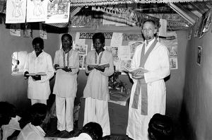 Fra en Kirkeindvielse i Bangladesh - foretaget af pastor Iver Viftrup. Her: Læsning af Bibeltekster. (Missionær i Bangladesh, 1972-84. Præsteordineret 1983. På besøg til jubilæet i DBLM, 1987. Foto: 1983-84 el. 1987)