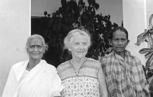 East Jeypore, Orissa, South India. Retired Missionary Kæthe Andersen (in the middle), with loca