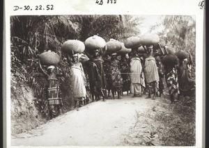 Frauen Kakao Ballen ans Meer tragend