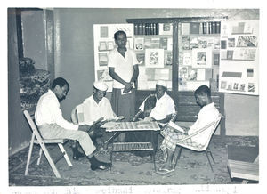 Fra venstre Ahmad Mugahid, Mohammed, Beihani, Mubarak og Ali Nagi i læsestuen i Beit Ash Sherif, Aden, marts 1965