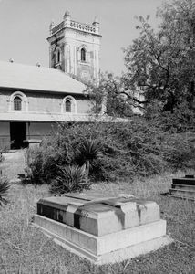 Santal Parganas, Nordindien. Benagaria Kirke med Hans Peter Børresens grav. (Foto 1982)