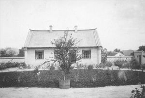 Bibelkvindeskolen i Fenghwangcheng. Frk. Brostrøms hjem med Kløverplænen foran huset i Fenghwangchen. Anvendt 1926