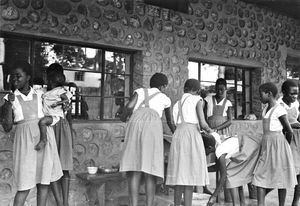 Tanganyika (fra 1964 Tanzania). Kashasha Pigekostskole, Bukoba, hvor elever forbereder påskegilde, marts 1964. Hvert distrikt laver sine egne retter