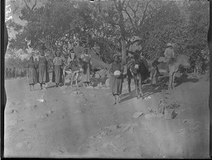 Missionaries returning from an evangelization round, Mhinga, South Africa, 1900