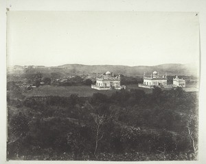 Grabmäler der Kurg-Rajahs mit der Stadt, dem Fort und den Western Ghats. (Mercara.)